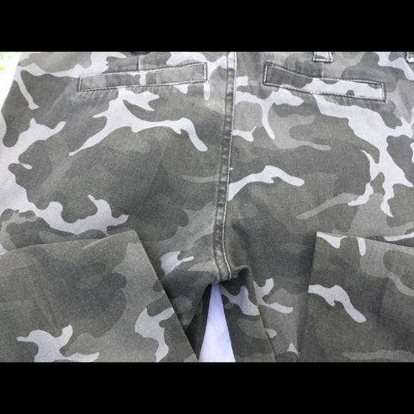Forever 21 Women’s Distressed Camo skinny pants - Picture 6 of 8